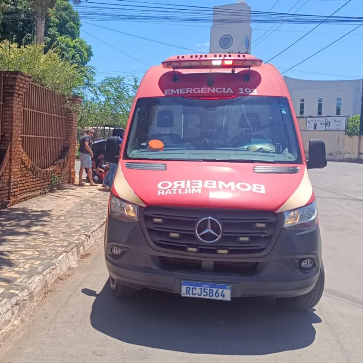 Adolescente fica ferido após colisão entre scooter elétrica e motocicleta