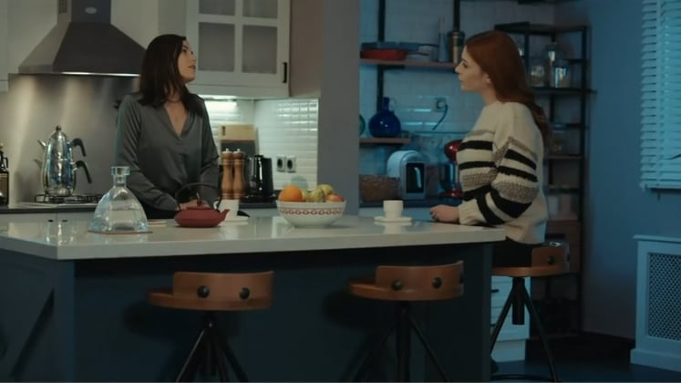 Em Iludida, Volkan está preso ao passado, enquanto Asya tem uma chance de mudar o presente