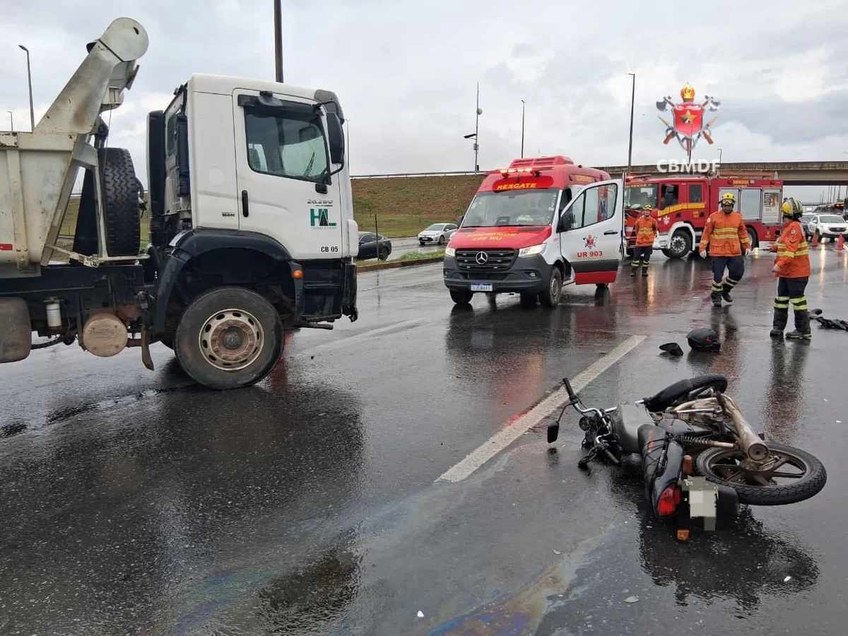 acidente entre moto e caminhão interdita faixas na EPTG