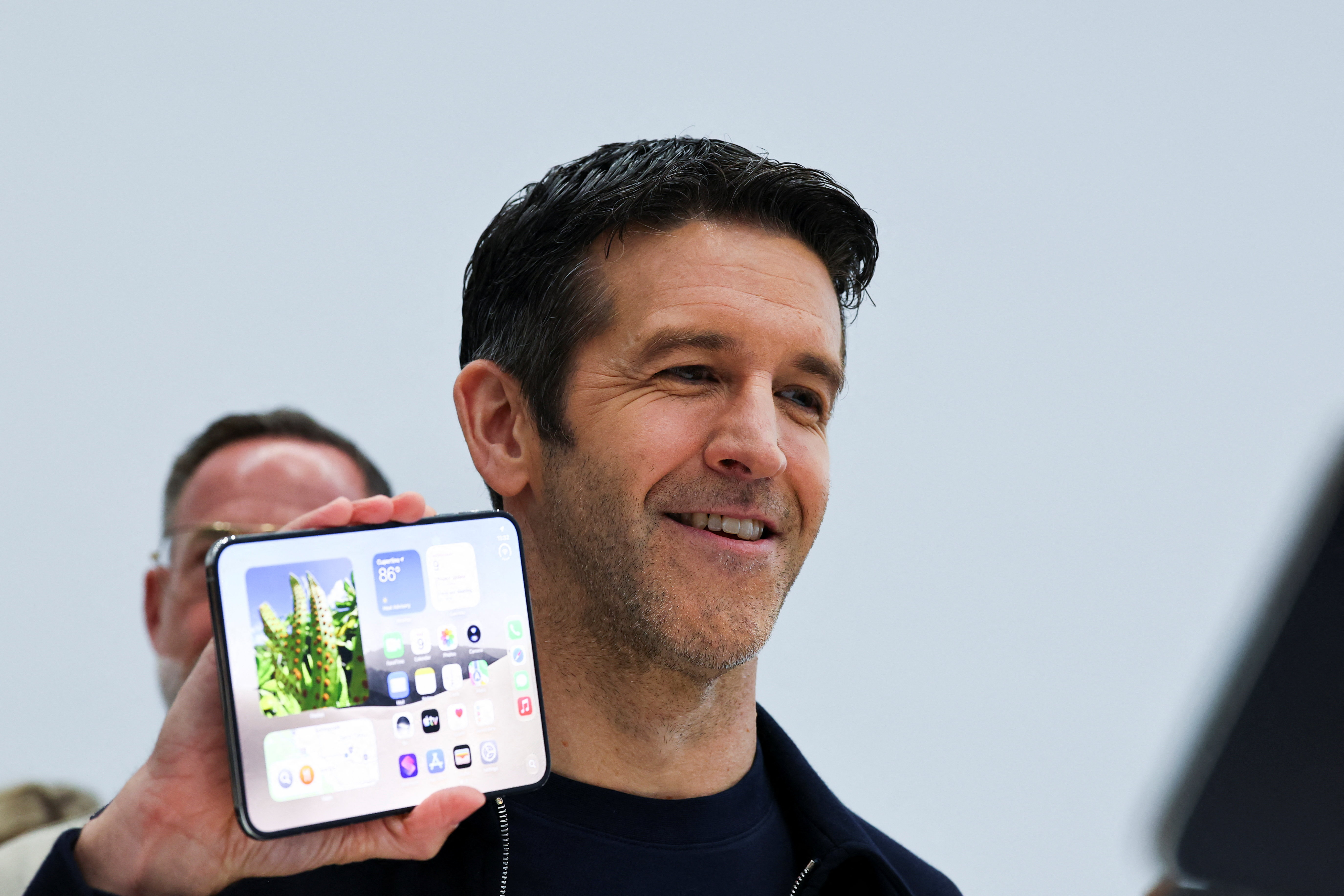 O iPhone Duo da Apple de US$ 1.999 chega às lojas na sexta-feira com estoques limitados