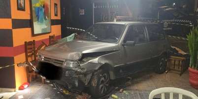 Motorista perdeu controle da dire&ccedil;&atilde;o e invadiu lanchonete, atingindo cliente Foto: Reprodu&ccedil;&atilde;o/Facebook/Folha de Louveira