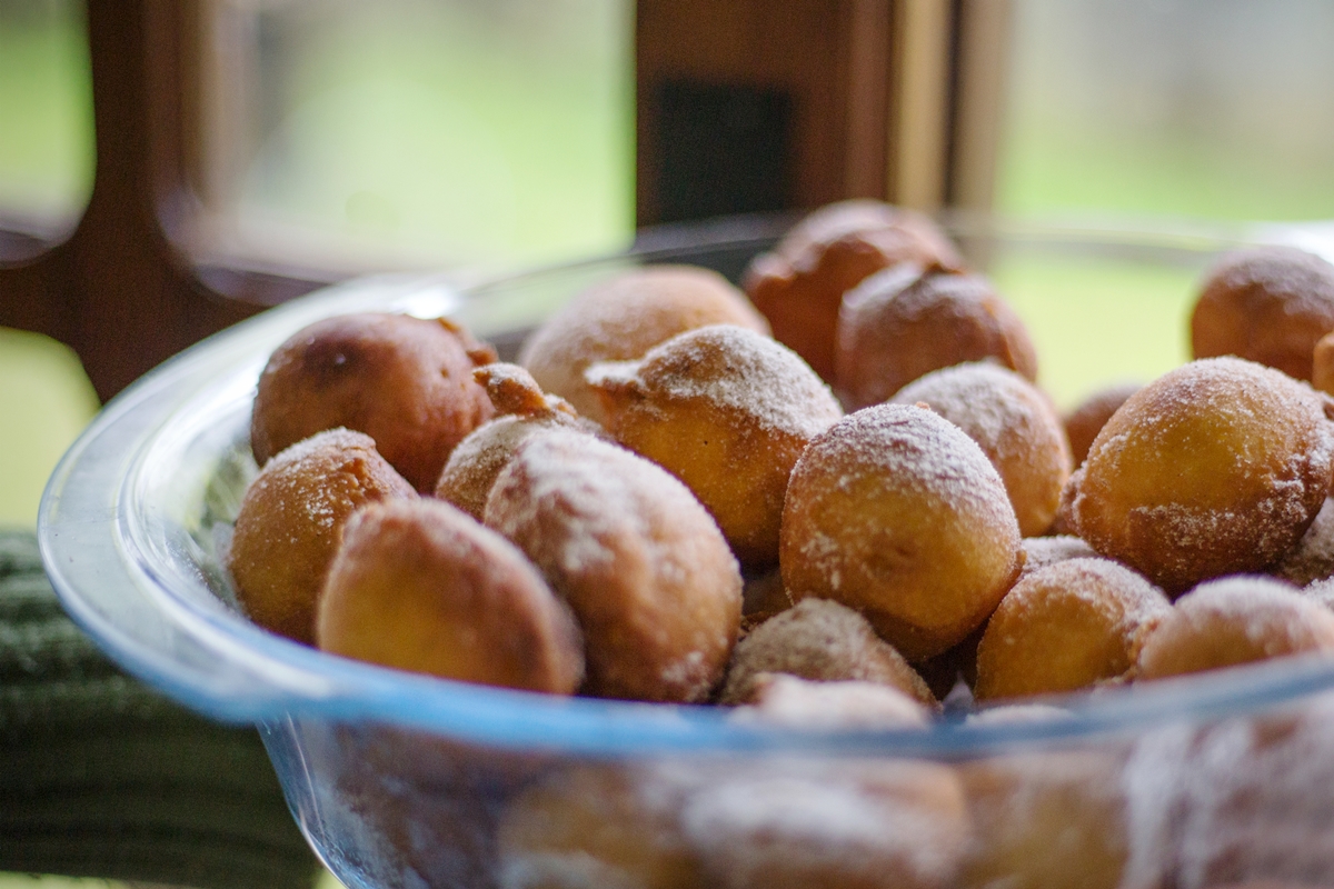 Bolinho de chuva: veja como acertar a temperatura do óleo sem termômetro