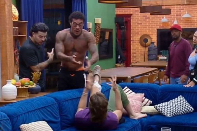 A Fazenda: madrugada tem bate-boca com Daniel Erthal e 'jogo sujo' de Jottapê exposto