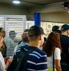 Neste domingo (4), cerca de 158 milhões de eleitores brasileiros vão às urnas para escolher deputados federais, estaduais (ou distritais), senadores, governadores e o presidente da República. Na foto, eleitores chegam ao Colégio Miguel de Cervantes, na zona sul da capital para votação do 1º turno das eleições 2026 Foto: ALOISIO MAURICIO/FOTOARENA/ESTADÃO CONTEÚDO