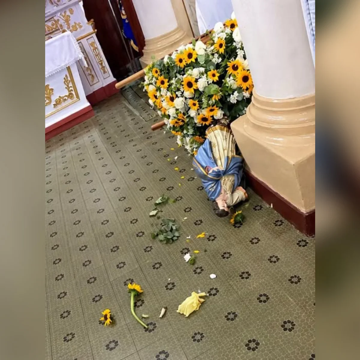 Homem dá "voadora" em imagem de santa dentro de igreja e é preso em MG