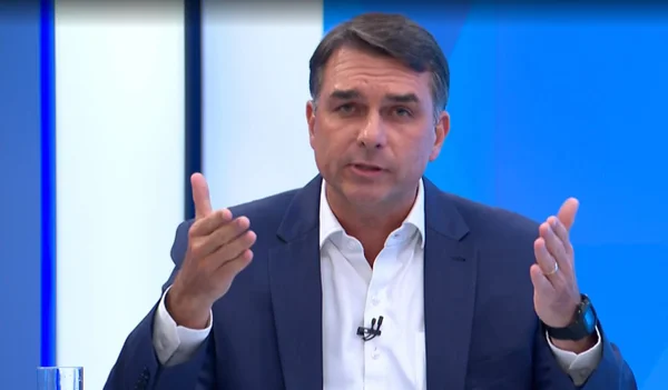 Saiba o que estava escrito na mão de Flávio Bolsonaro na sabatina da Globo - destaque galeria