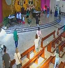 Homem discute e parte para cima de bispo durante missa em Caraguatatuba (SP) Foto: Reprodução / Diocese de Caraguatatuba