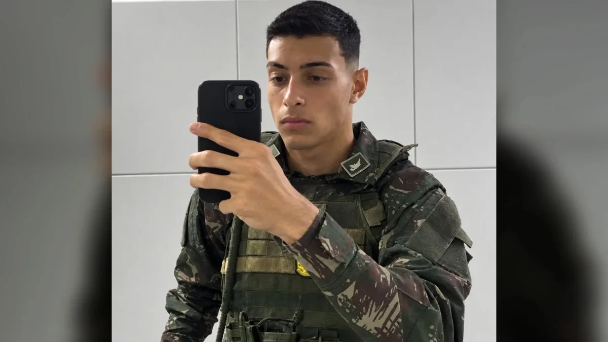 Soldado desaparecido com fuzil é preso e levado à Polícia do Exército