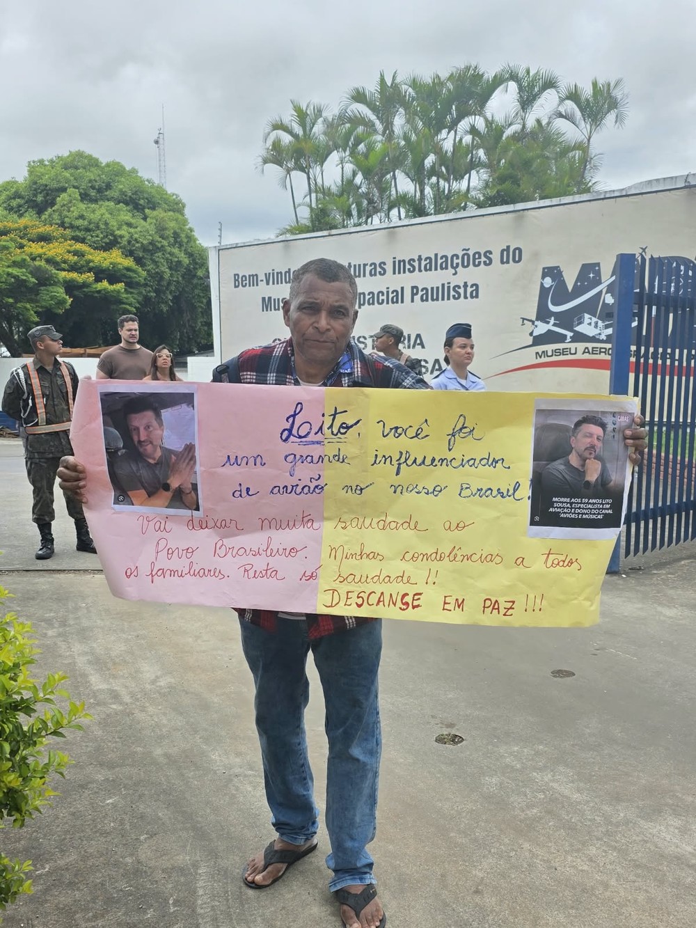 Fã prestou sua homenagem a Lito Sousa em velório — Foto: Marina Bonini/Quem