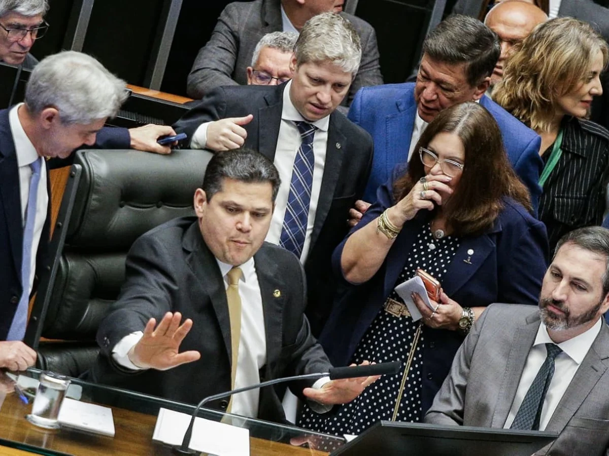 Alcolumbre amplia plano de saúde de ex-senadores para familiares