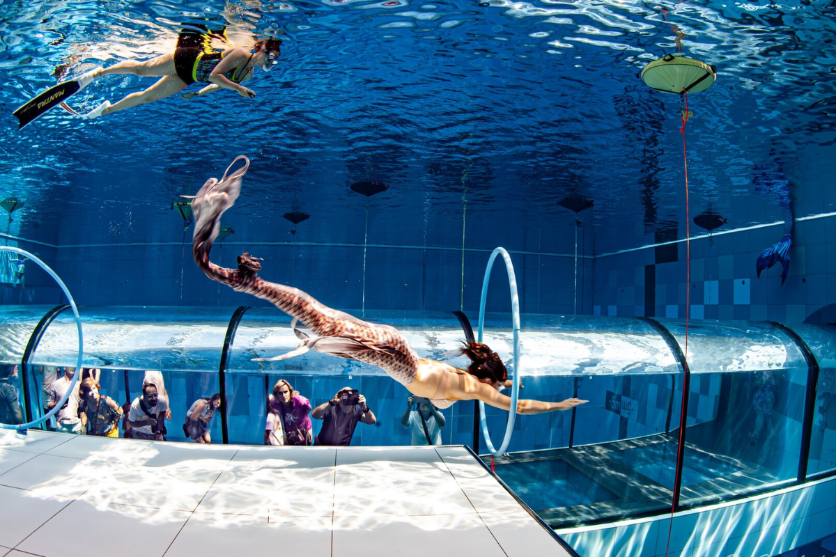 Mulheres disputam título de sereia na piscina mais profunda da Europa