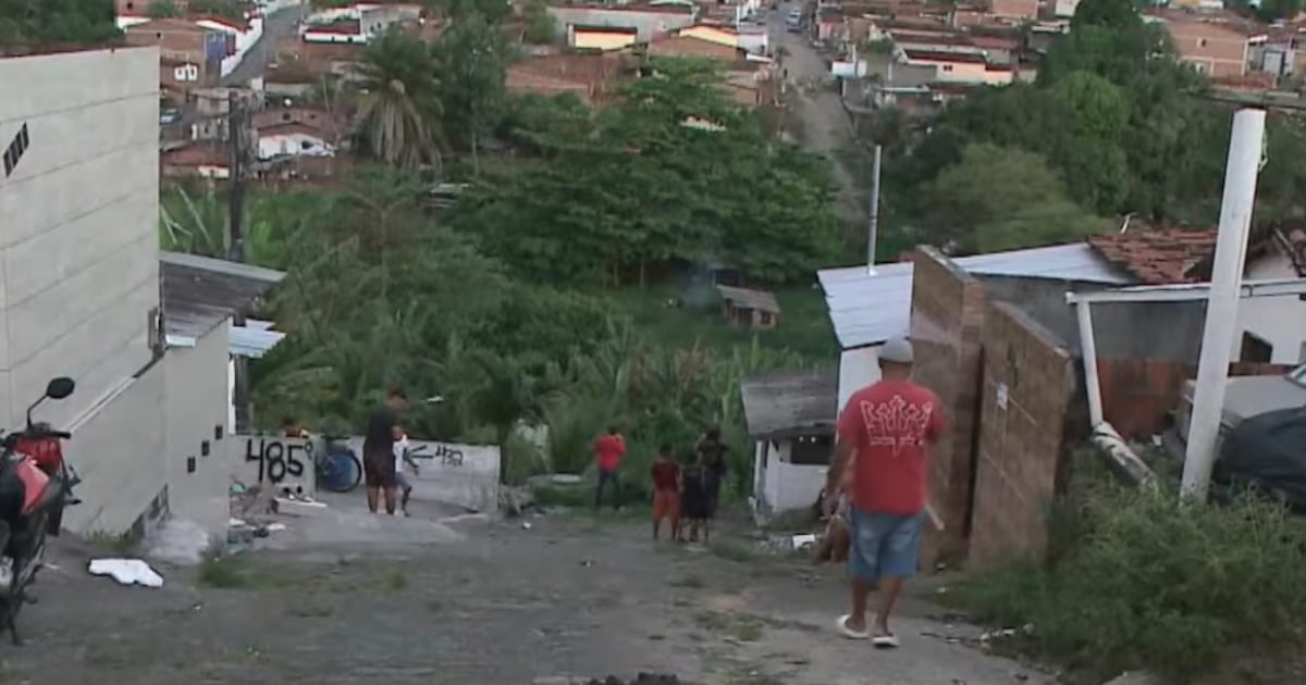 Caminhão da Cagepa tomba e atinge carro, moto e muro de residência em Cruz das Armas