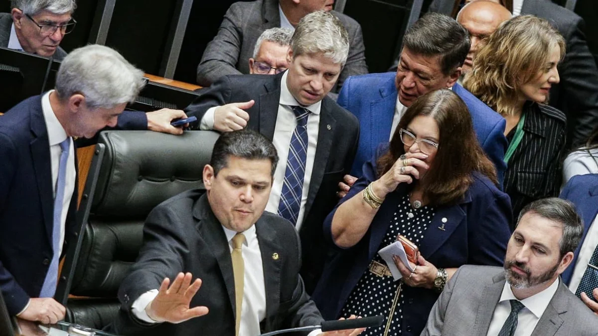 Alcolumbre amplia plano de saúde de ex-senadores para familiares
