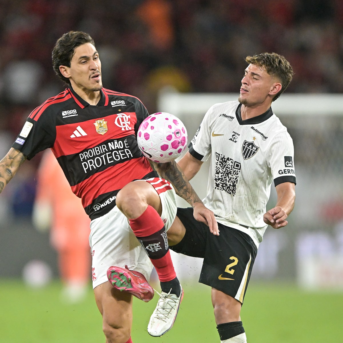 Flamengo faz de pênalti no último minuto, vence o Atlético-MG e retoma a ponta do Brasileirão