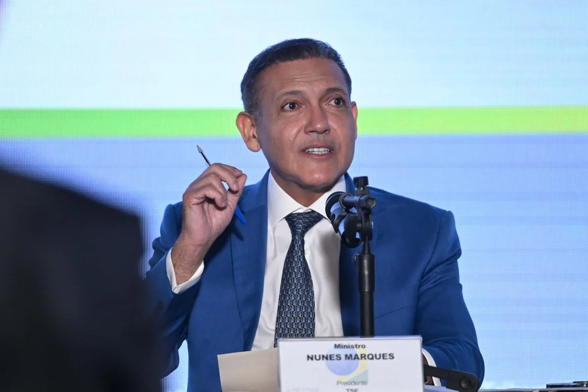 Nunes Marques concorda com Zanin e orienta TREs a fecharem urnas às 19h