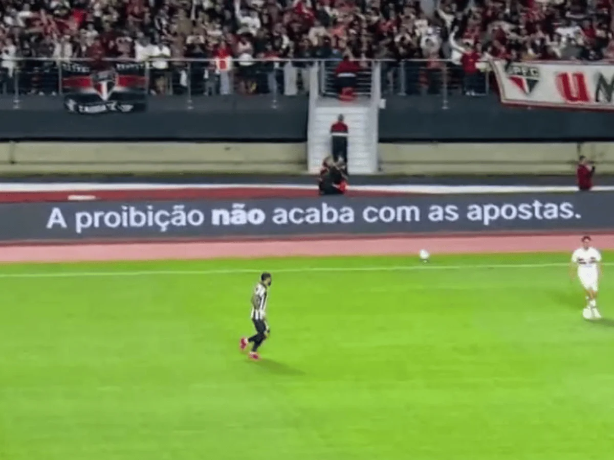 São Paulo exibe mensagem contra proibição das apostas em placas no MorumBis