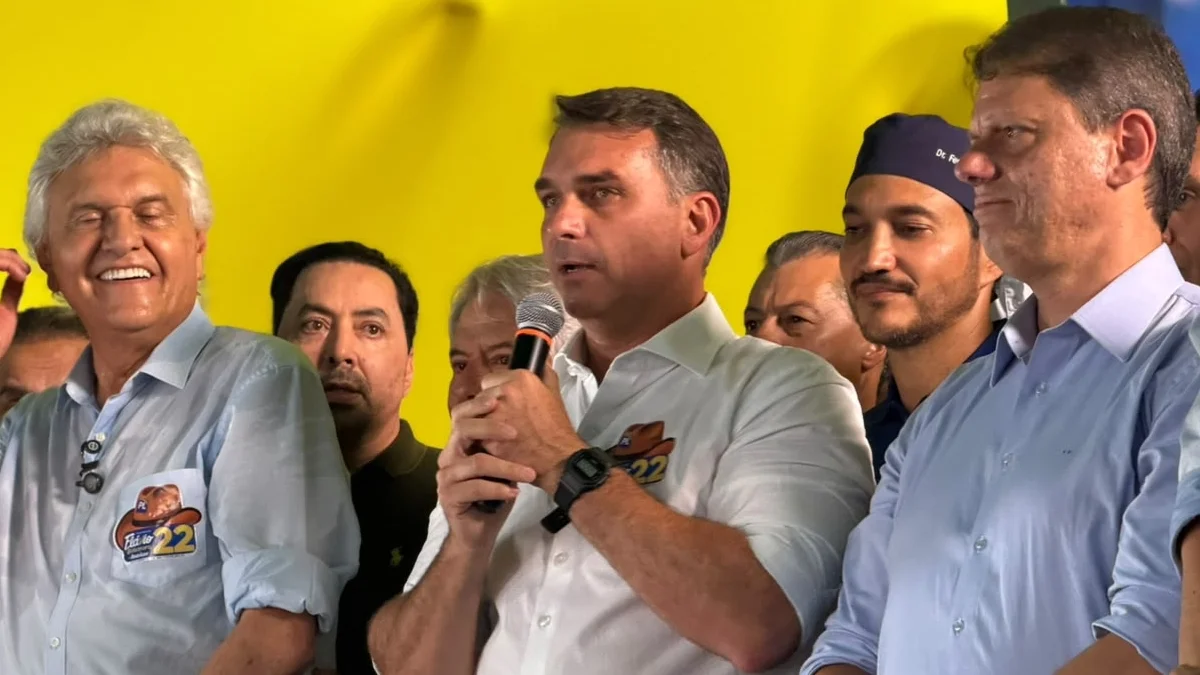 Flávio promete “mudar Constituição para redemocratizar o país”