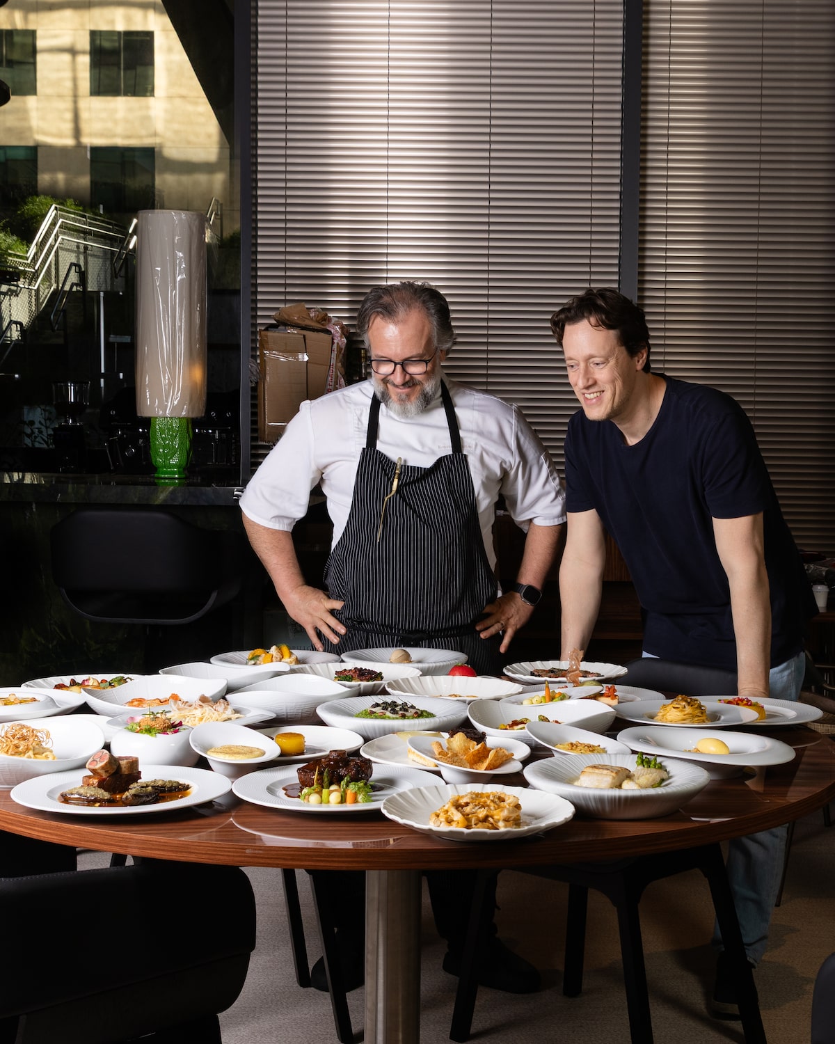 Restaurantes adotam taxa de reserva para clientes; vote se você é a favor ou contra a medida