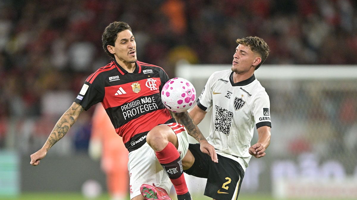 Flamengo faz de pênalti no último minuto, vence o Atlético-MG e retoma a ponta do Brasileirão