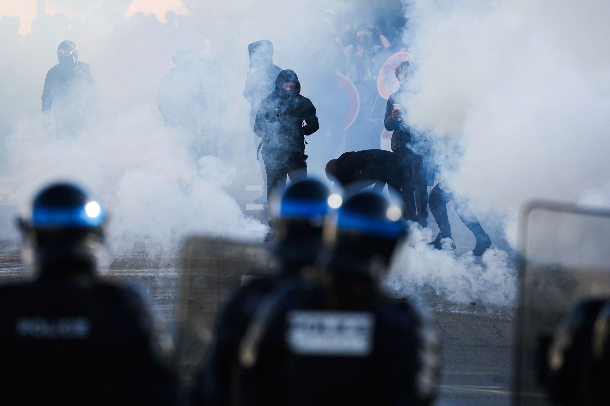 Protestos estudantis sem precedentes estão abalando a França; veja por que eles estão irritados