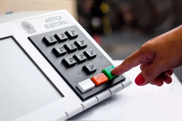 TSE registra 467 urnas trocadas nas primeiras horas de votação