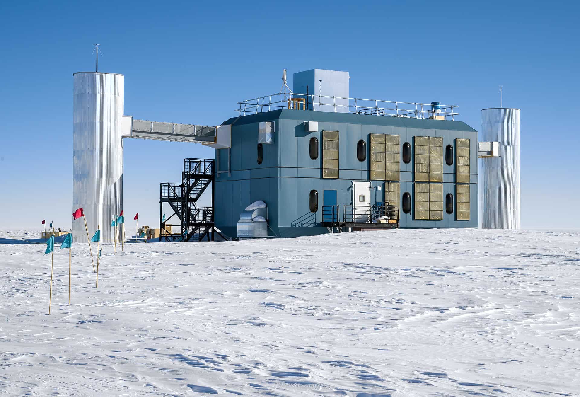 O IceCube usa milhares de sensores instalados no gelo da Antártida para detectar sinais produzidos por neutrinos. Imagem: Christopher Michel / Licença Creative Commons