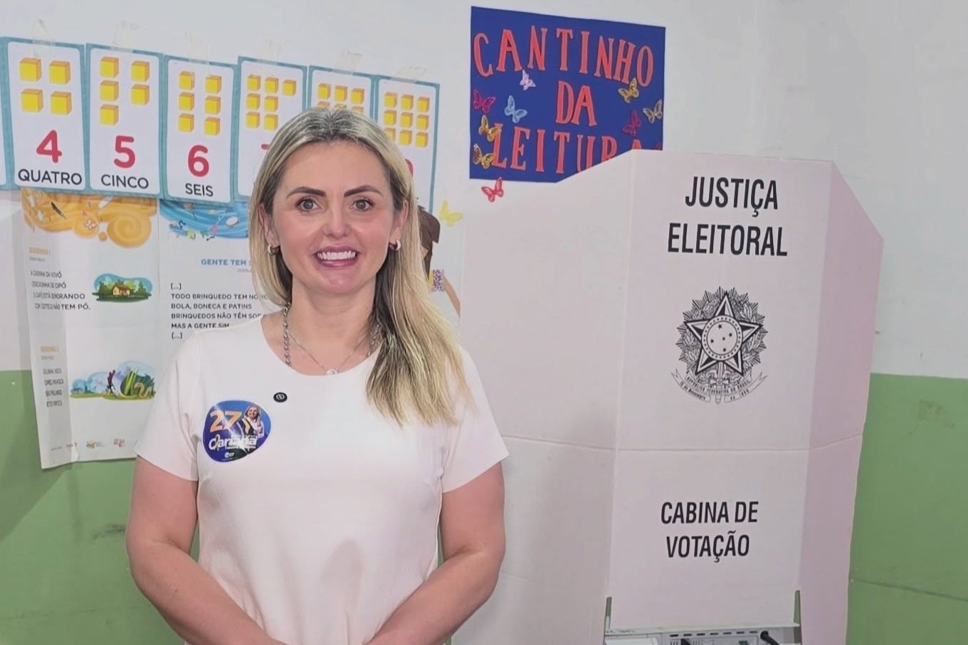 Clariana Barão vira meme após receber um voto na seção eleitoral de Singapura nas Eleições de 2026