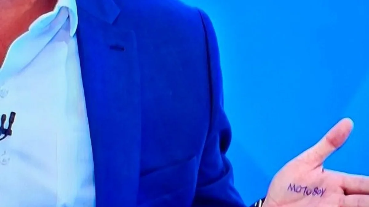 Saiba o que estava escrito na mão de Flávio Bolsonaro na sabatina da Globo