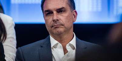 Fl&aacute;vio Bolsonaro receberia t&iacute;tulo de cidad&atilde;o de Salvador, mas ju&iacute;za avaliou que o momento escolhido para a homenagem poderiam comprometer a impessoalidade e interferir no segundo turno da elei&ccedil;&atilde;o presidencial Foto: Taba Benedicto/Estad&atilde;o / Estad&atilde;o