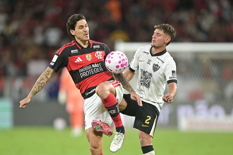 Flamengo faz de pênalti no último minuto, vence o Atlético-MG e retoma a ponta do Brasileirão