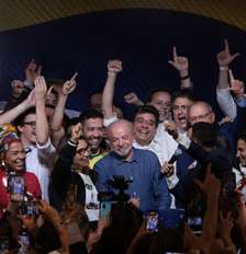 Lula e apoiadores comemoram vitória nas urnas Foto: TIAGO QUEIROZ / Estadão