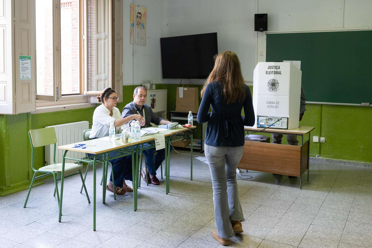 Diversas pessoas durante as eleições presidenciais brasileiras na Escola Blanca de Castilla, em 4 de outubro de 2026, em Madri, Espanha.