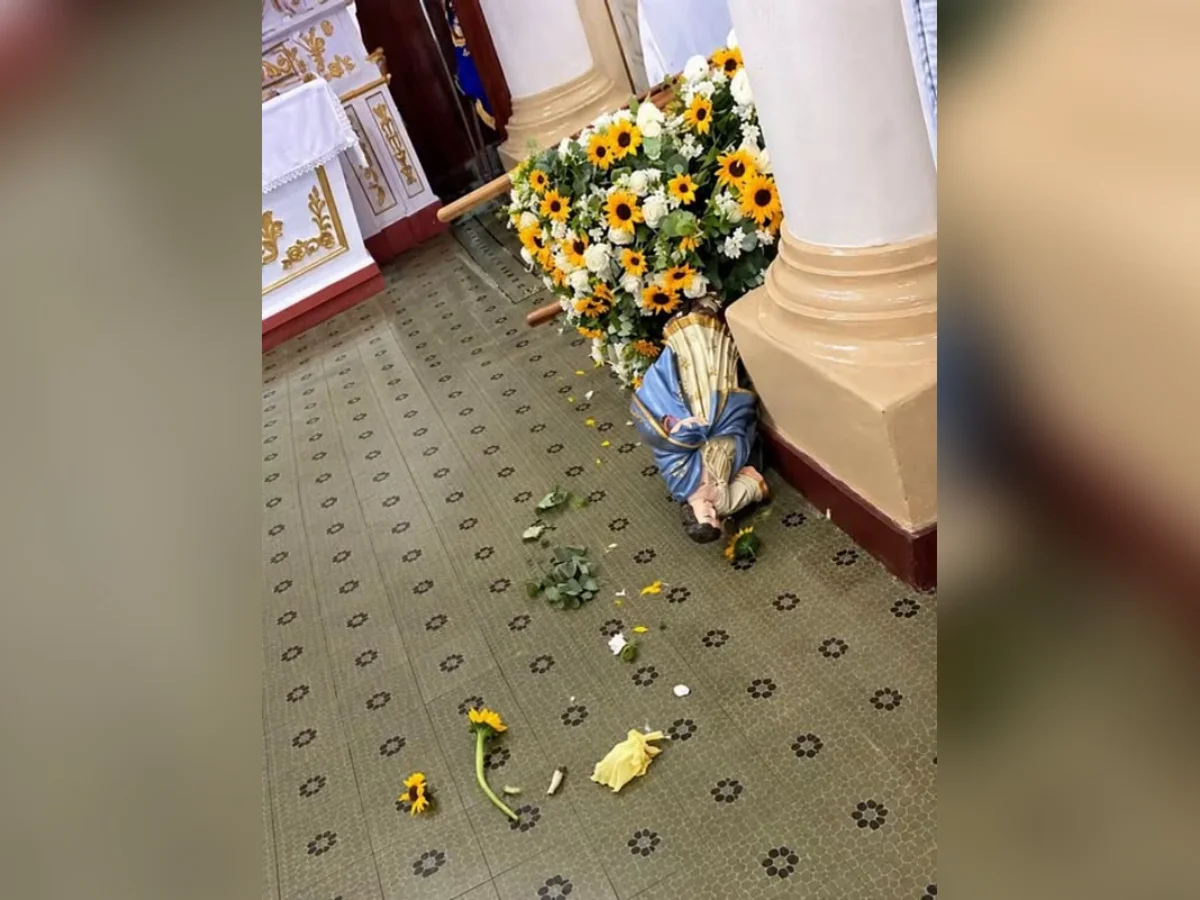 Homem dá "voadora" em imagem de santa dentro de igreja e é preso em MG
