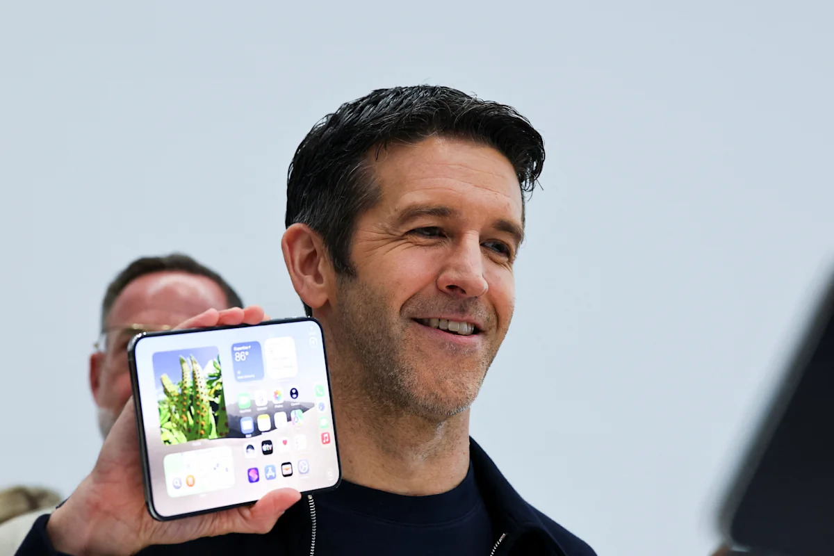 O iPhone Duo da Apple de US$ 1.999 chega às lojas na sexta-feira com estoques limitados