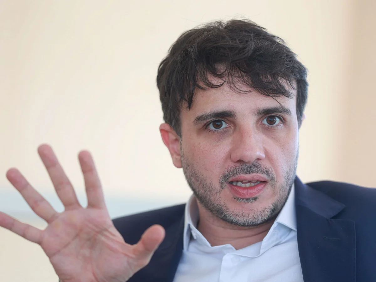 Renan Santos diz que suposta fuga de Flávio Bolsonaro era "caminho natural"