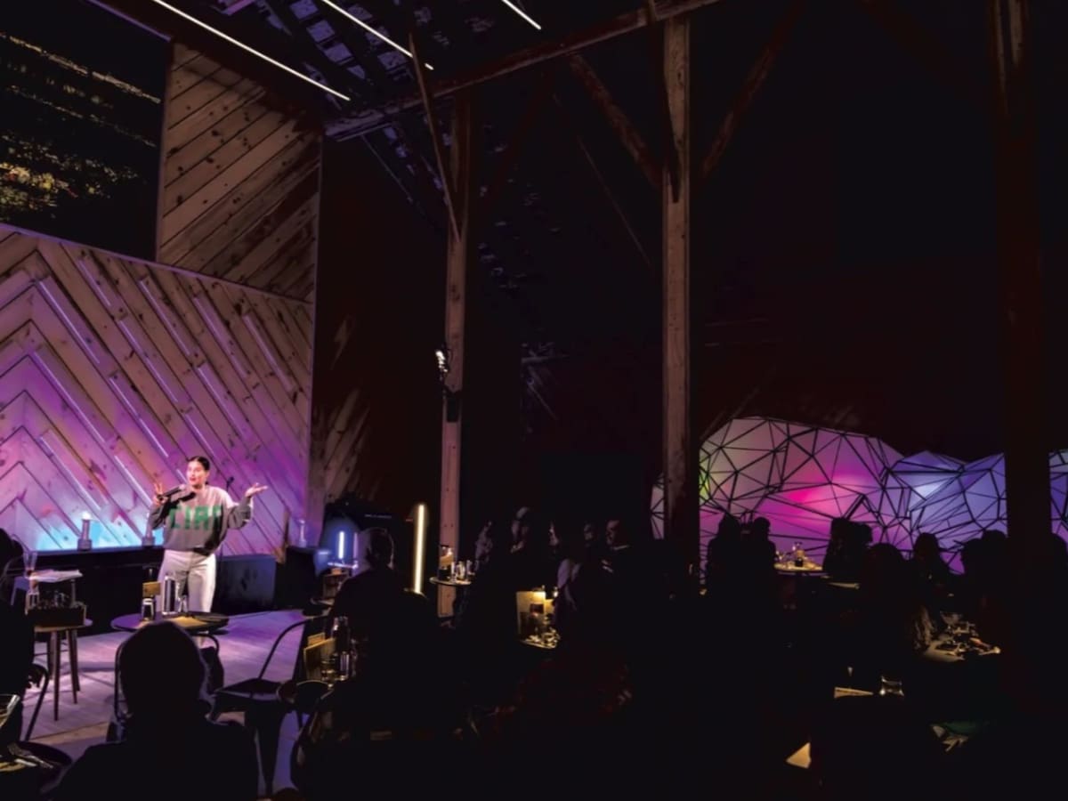 La acústica de la sala de conciertos permite la presentación de agrupaciones de jazz y música experimental en formato acústico