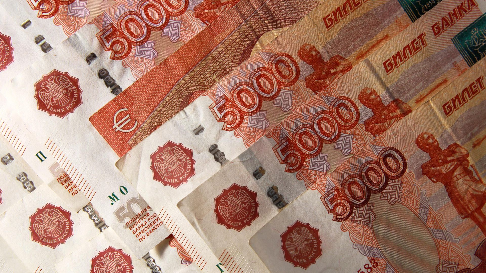 Homens jovens na Rússia fazem trabalhos adicionais com mais frequência que outros