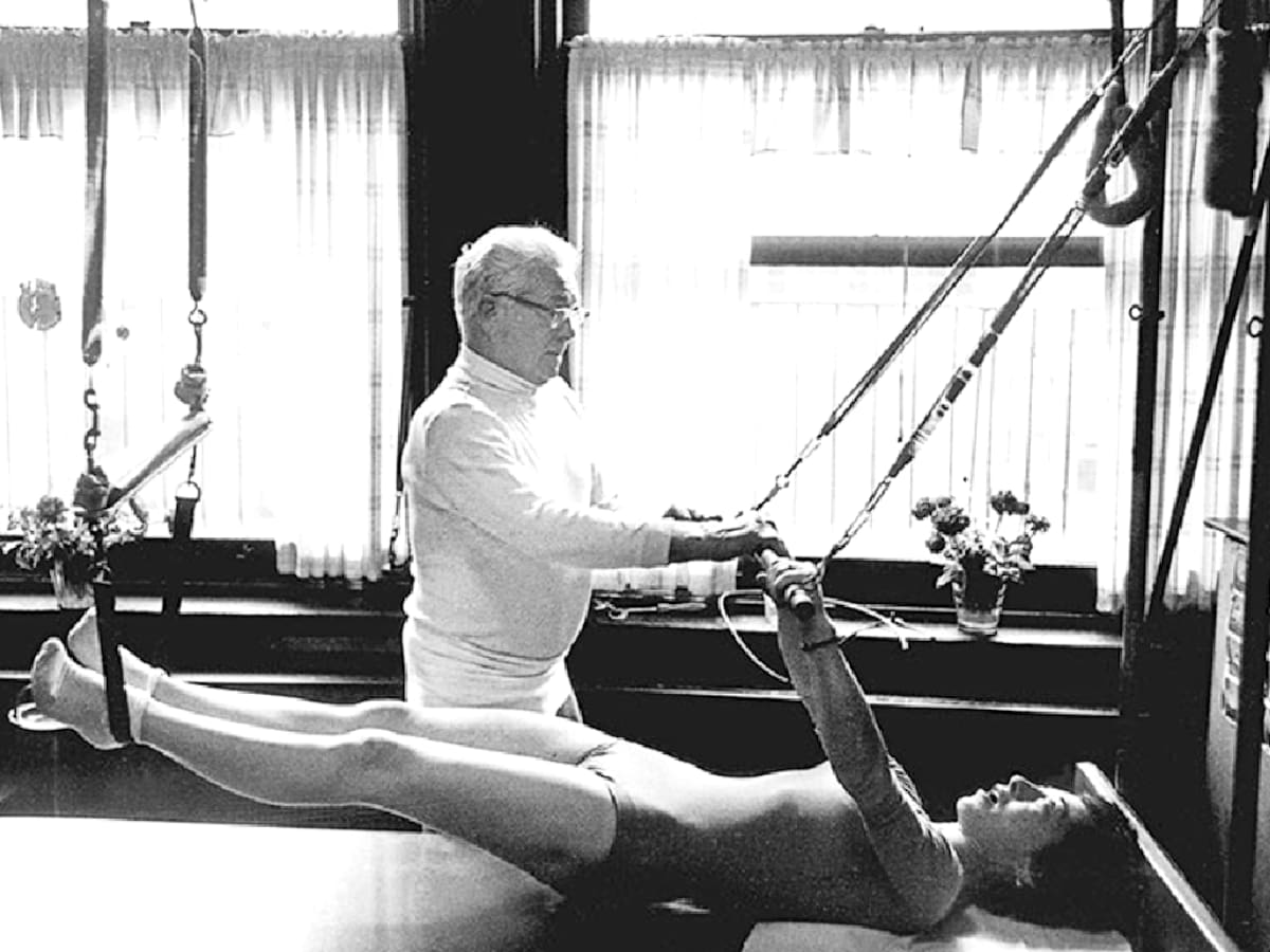 Joseph Pilates se refirió, al crear la disciplina, a la importancia de cuidar la alimentación y el ejercicio
