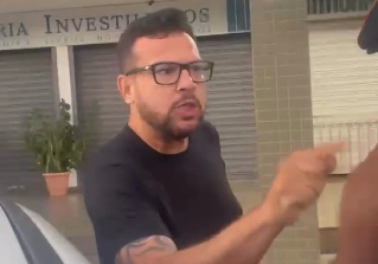 Homem que se apresentou como policial ameaçou de prisão jovem que pediu para que ele fizesse o "L"