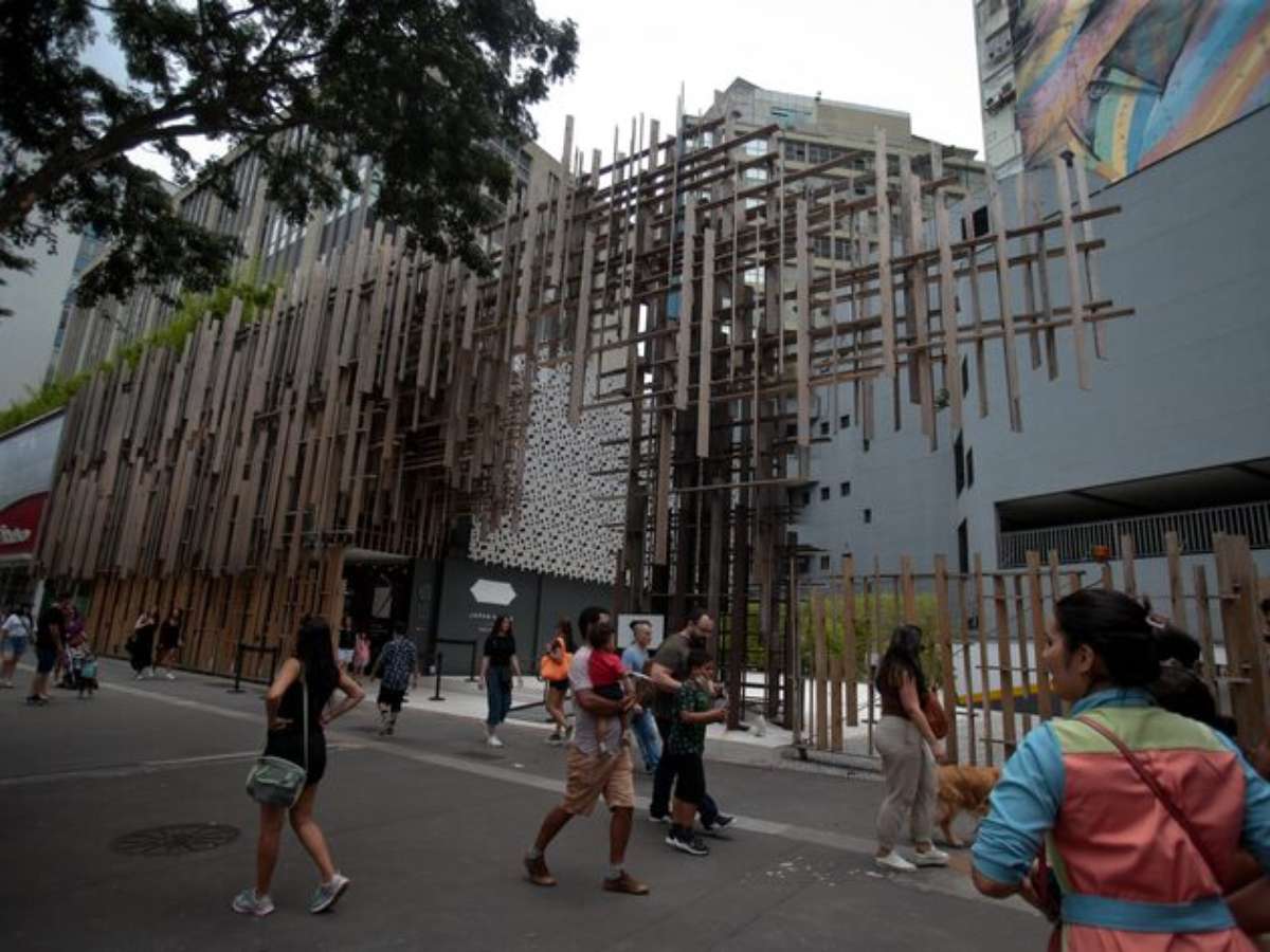 Explosão em bueiro deixa 3 feridos na Avenida Paulista