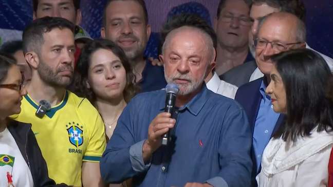 Presidente do TSE, Nunes Marques confirma resultado da eleição e liga para Lula e Flávio