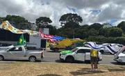 Reta final: ato de vice de Flávio tem fuzil de brinquedo e bandeira dos EUA - imagem 3