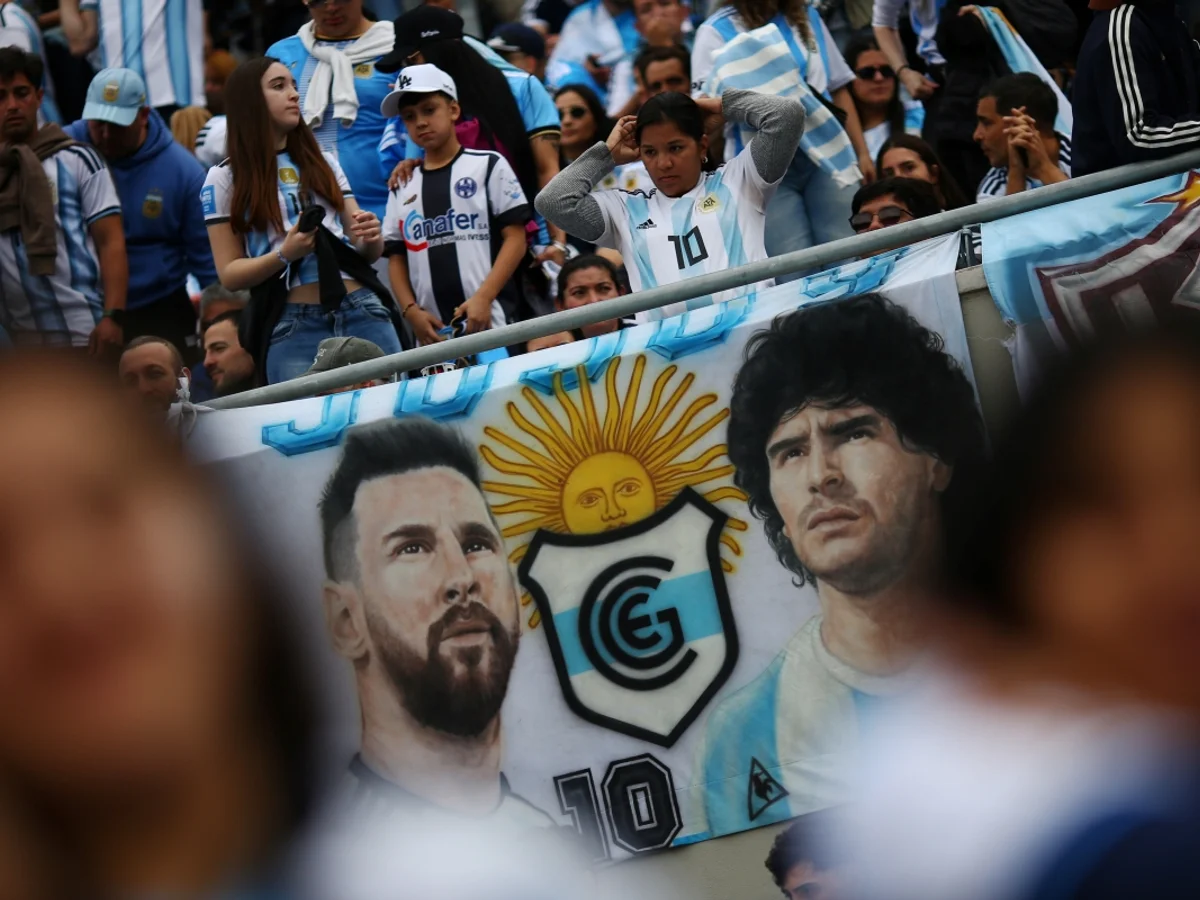 Faixas, máscara e tatuagem: torcida homenageia Messi antes de despedida