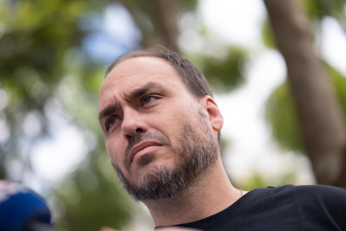 Imagem da matéria: Carlos Bolsonaro exclui Jair Renan em "colinha" de votos em SC