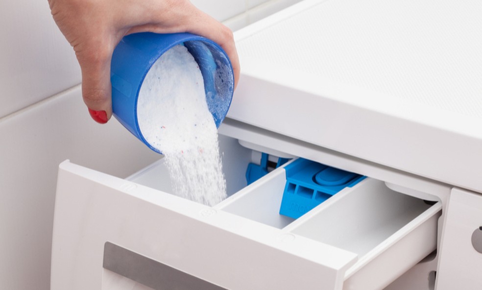Como branquear roupa na máquina de lavar: 7 produtos para tirar o amarelado