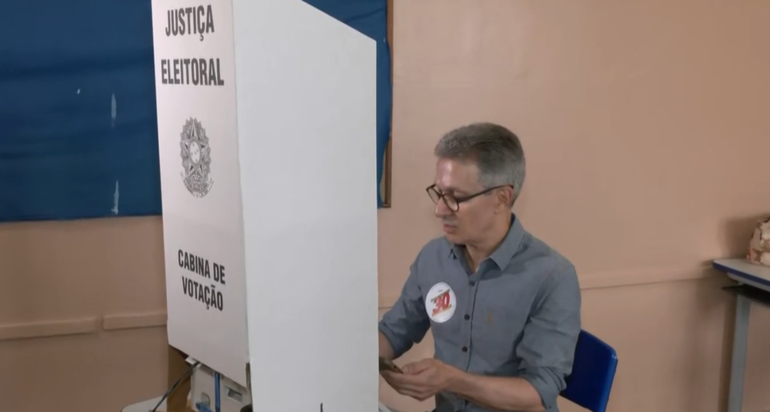 Zema entra com celular na cabine de vota&ccedil;&atilde;o