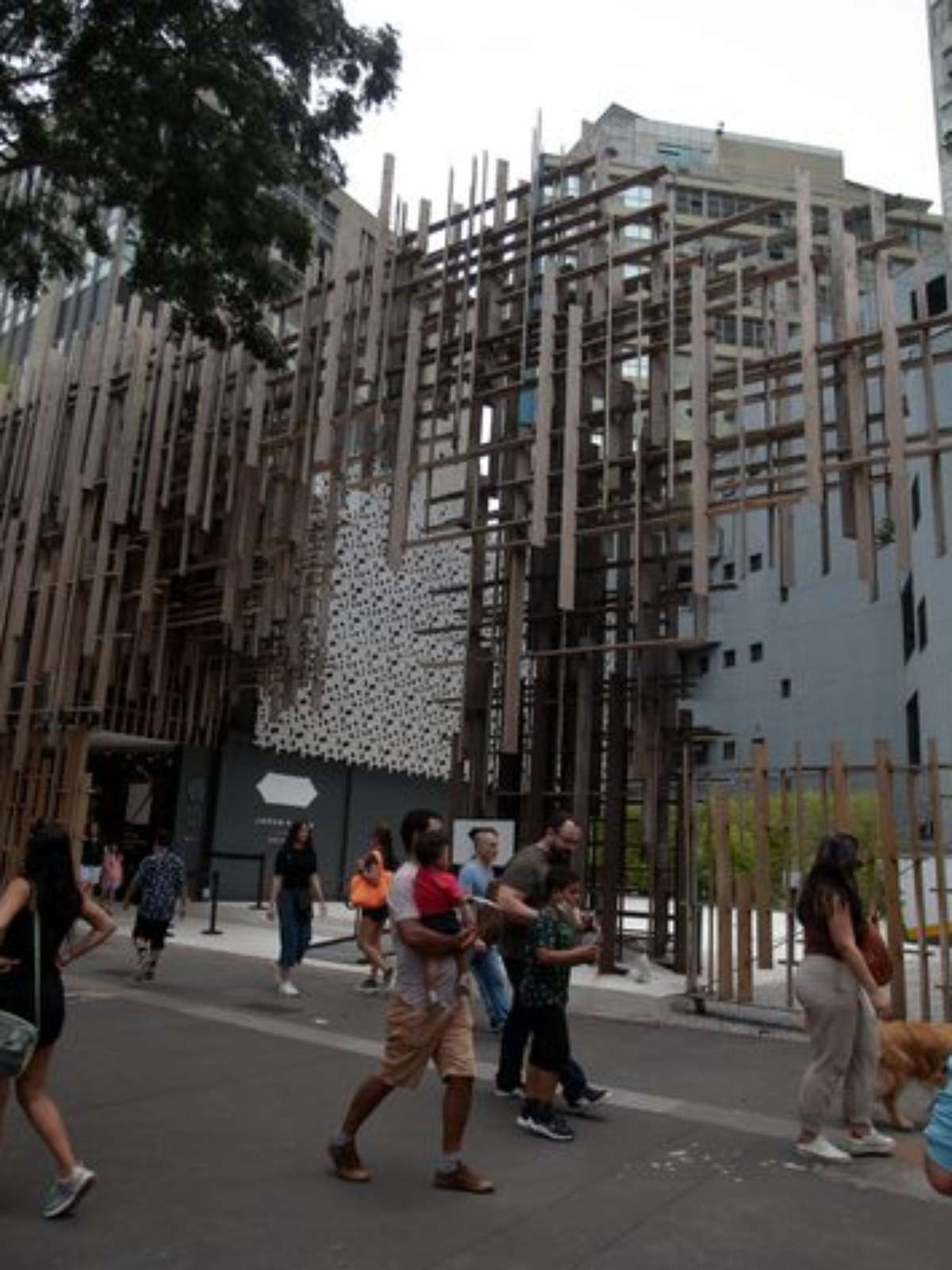 Explosão em bueiro deixa 3 feridos na Avenida Paulista
