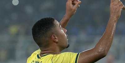 Pedro recebe o abra&ccedil;o de Vini Jr ao fazer o segundo gol do Brasil sobre a &Iacute;ndia. Foto: Reprodu&ccedil;&atilde;o / Jogada10