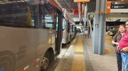 Ônibus da Transwolff circulam normalmente no dia em que MPSP faz operação da empresa por suspeita de ligação com o PCC; na imagem, ônibus da empresa no Terminal Santo Amaro