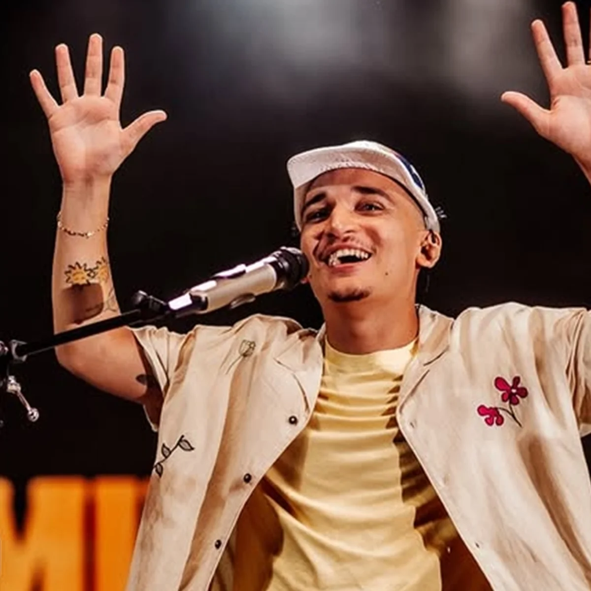 João Gomes é cobrado por posição política antes de show em MG